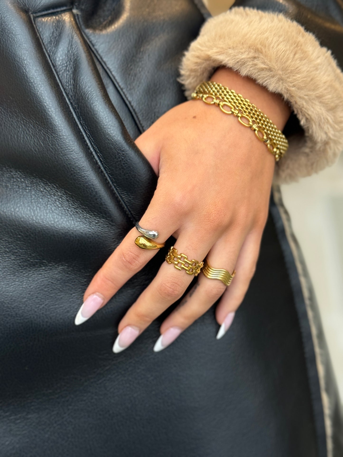 Yin-Yang Ring